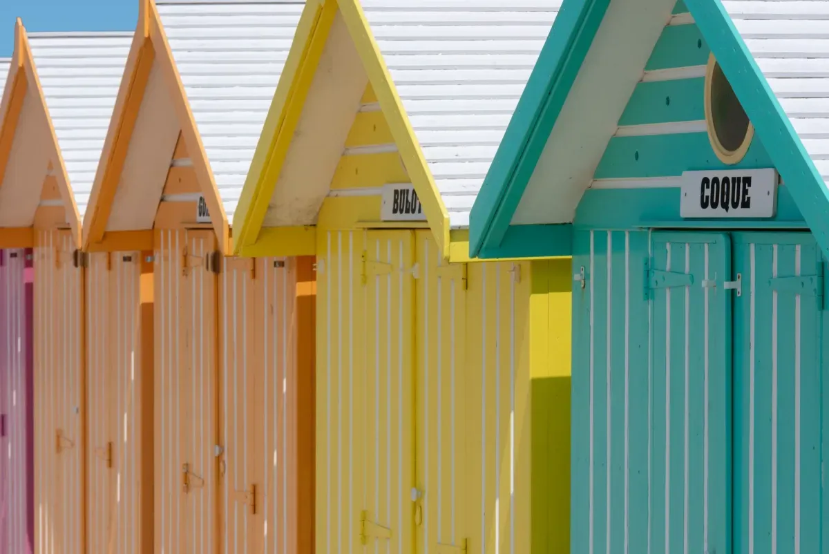 Cabanas de praia coloridas enfileiradas