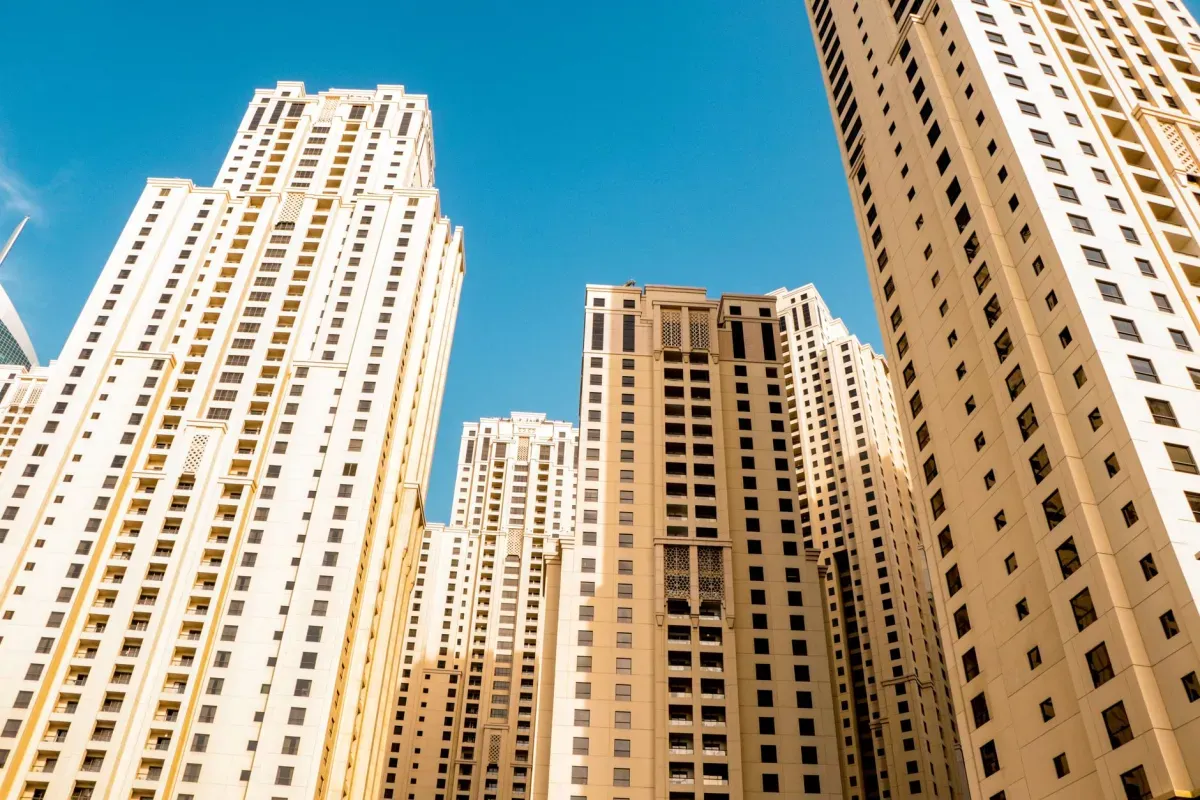 Prédios residenciais altos vistos de baixo contra o céu azul