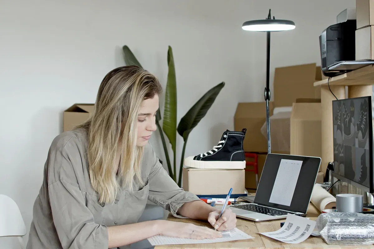 Empreendedora organizando pedidos do seu pequeno negócio