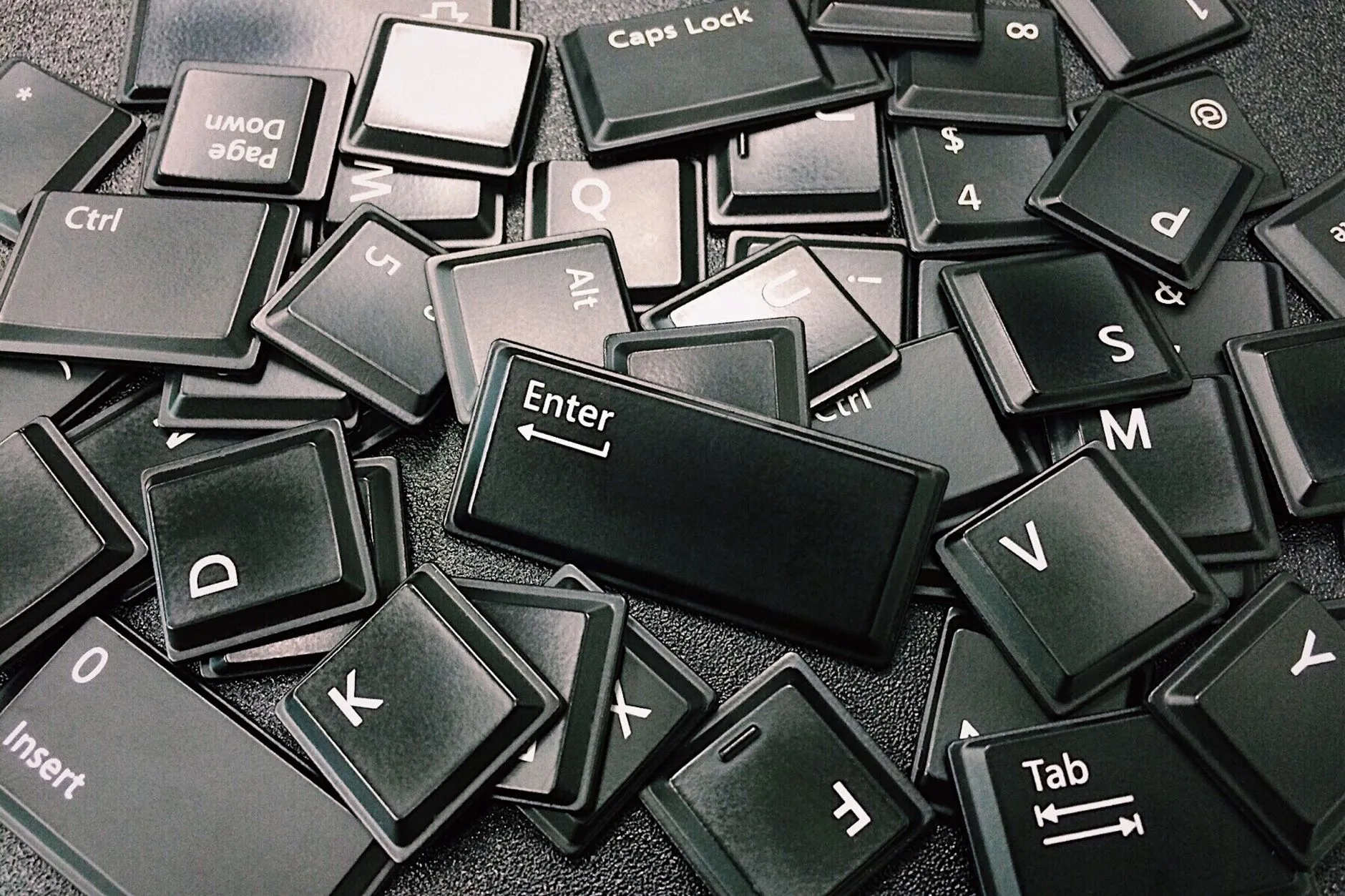 Teclas de teclado de computador espalhadas