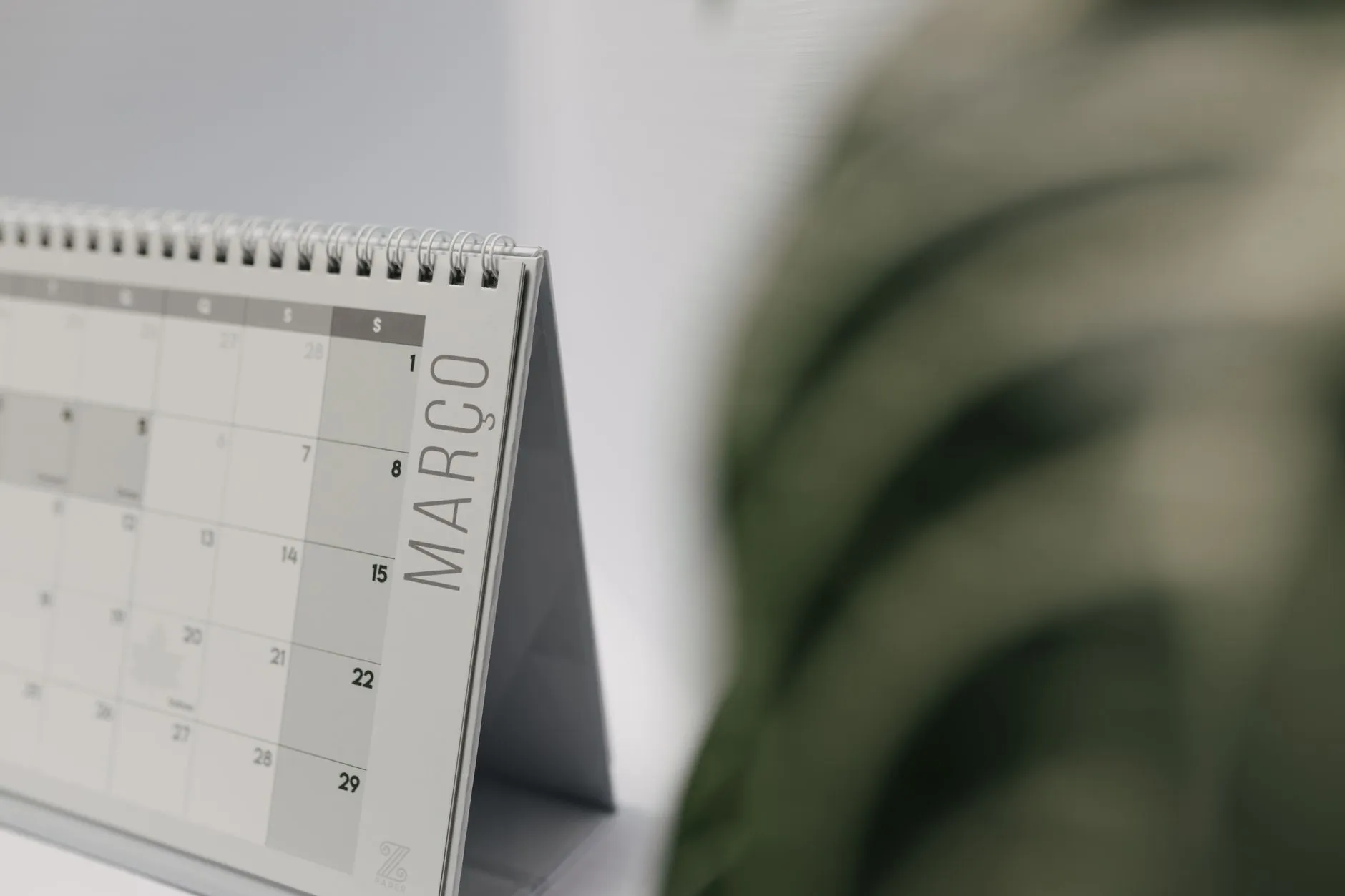 Calendário de mesa aberto no mês de março